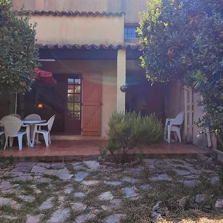 Family House 4 Bedrooms - With Garden Vakantiehuis *
